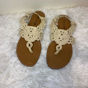 American Eagle kids Size 6 1/2 Cream Color Sandals